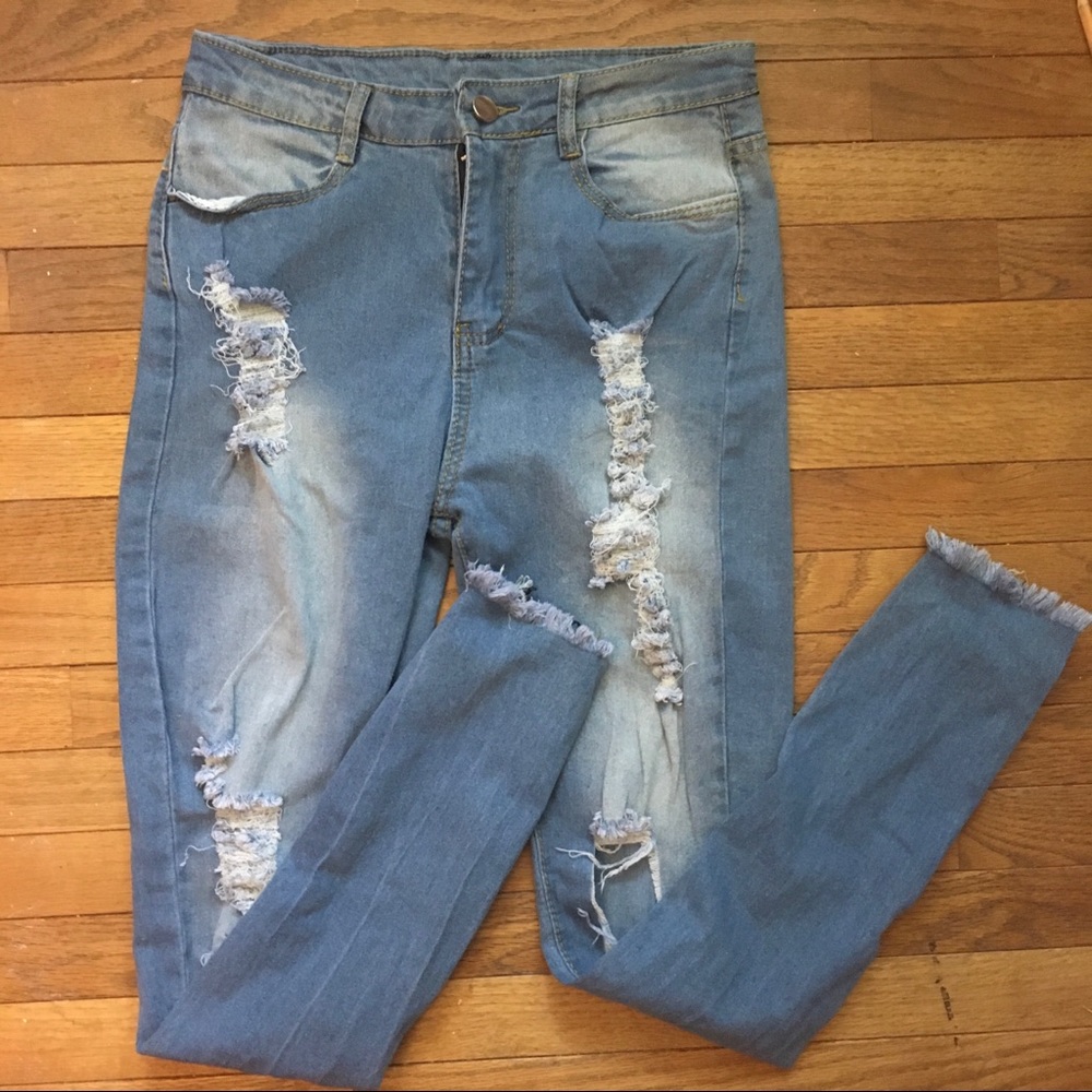 🌹🌸2 for $15 jeans🌸 Blue Ripped jeans🦋✨